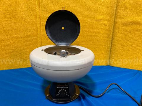 (1) IEC Clinical Centrifuge