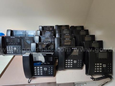 21  Sangoma S500 phones plus 2 Yealink Cordless phones