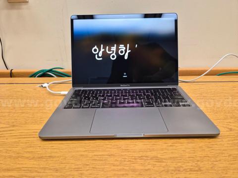 (1) MacBook Pro "Core i5" 1.4 13" 2020 2 TB 3• Memory: 8GB - [IU-NW]