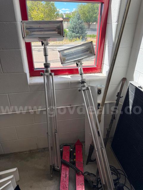 TriPod Lights (corded) - government surplus lot currently bid at $1 in Casper, WY
