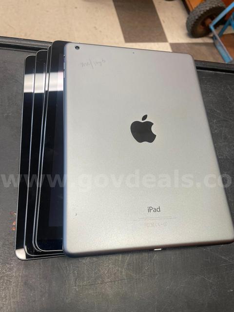 Lot of 5 iPad Airs 16gb