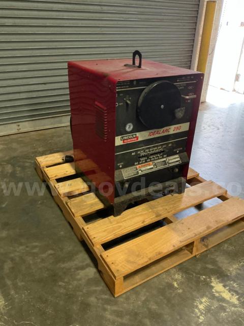 Lincoln Electric IDEALARC 250   Mod # AC/DC 250 Welding Machine