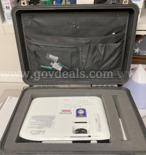 Used Epson LCD Projector EX9220 - crystal clear display. *****MUST PICK UP ITEM