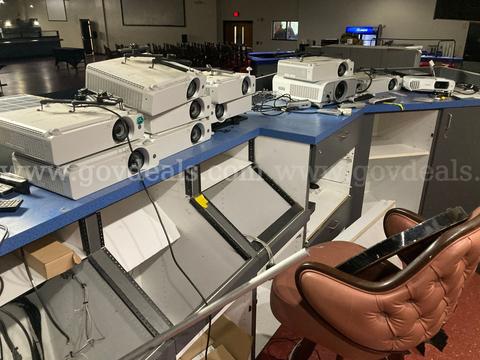 Lot of 15 LCD Projectors and 8 Projector Screens