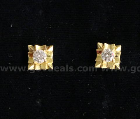 18K Yellow Gold Stud Design Earring With Diamonds, 2.0 Grams