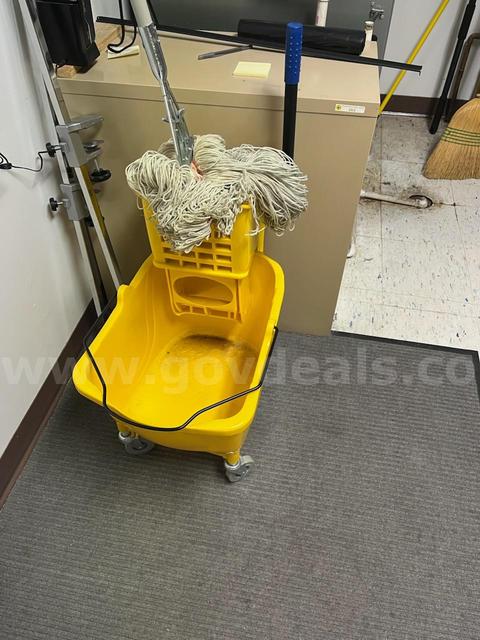 Mop Bucket and Mop (NOTE - PICKUP AT CARMI, IL CAMPUS)