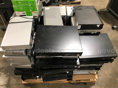 PALLET OF APPROXIMATELY 60 DVD/VHS/MEDIA PLAYERS