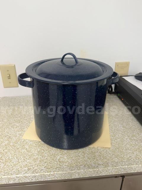 2 Gallon Stock Pot with Lid (NOTE - Pickup will be at our CARMI, IL campus)