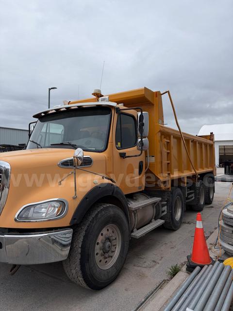 2011 Freightliner M2 112 Triaxle dump truck 20 foot box