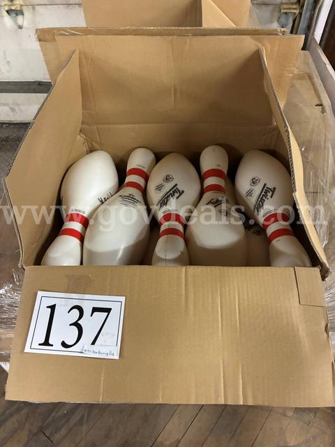 BOWLING PINS, PLASTIC / BOX OF BOWLING PINS, ARTS AND CRAFTS, SHOOTING, BOWLING