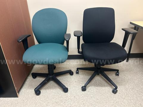 Lot of 2 Chairs