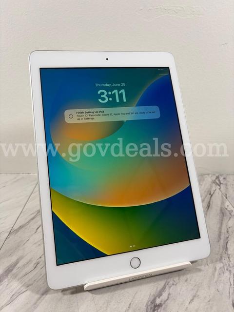 iPad 5th Generation / Wi-Fi / 128 GB