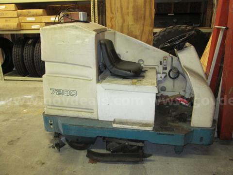 2004 TENNANT FLOOR SWEEPER