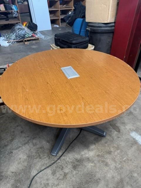 ROUND TABLE **SEE PICS***