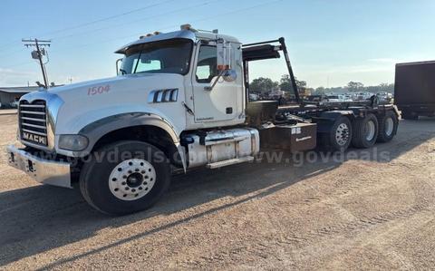 2015 MACK GU713 8x4 TRI/A ROLL-OFF TRUCK.
