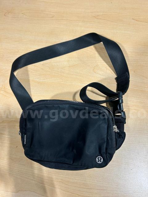 lululemon sling bag Starting bid $5.00