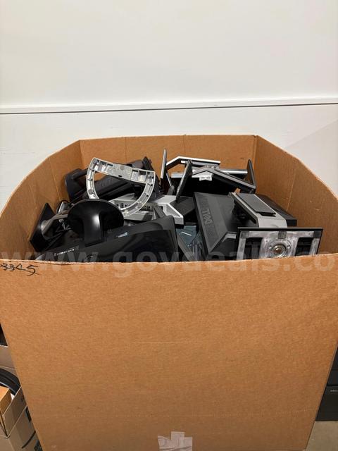 Approximately 30-40 assorted used computer monitors from 15"-22"
