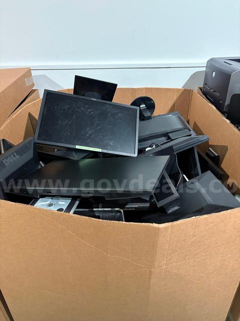 Approximately 30-40 assorted used computer monitors from 15"-22"