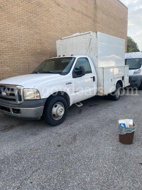 2007 Ford F-350 SD Dual Rear Wheel Utility Body Pickup Truck
