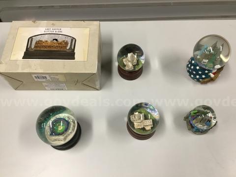 1 Lot of Snow Globes