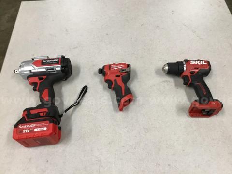 1 Lot of Cordless Drills