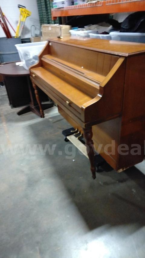 Piano - Wood upright