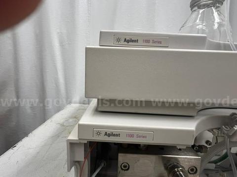 Agilent 1100 Series isocratic pump with solvent tray