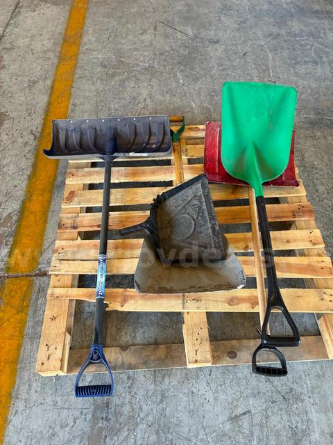 Shovels and dustpan