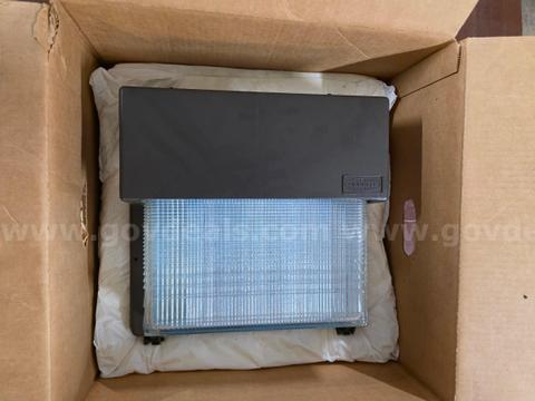 Hubbell Wallpack Light 175W