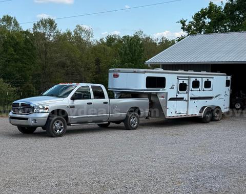 2001 Sundowner Valuelite 3 Horse Slant Gooseneck