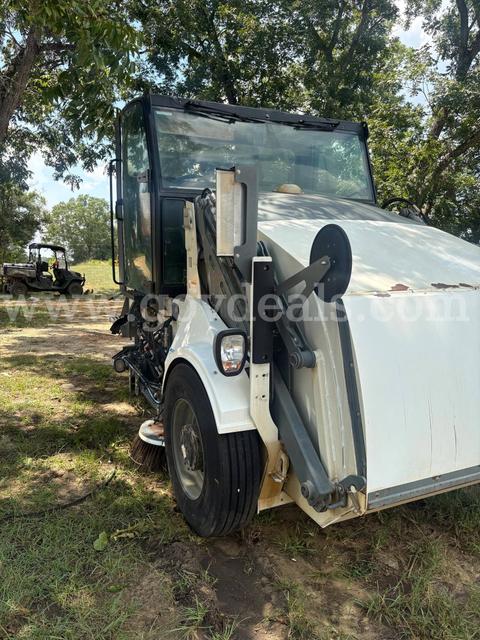 2010 ELGIN PELICAN NP STREET SWEEPER