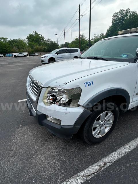 2007 FORD EXPLORER (Unit 791) Driver's side front damage. Headlight broken. Body damage