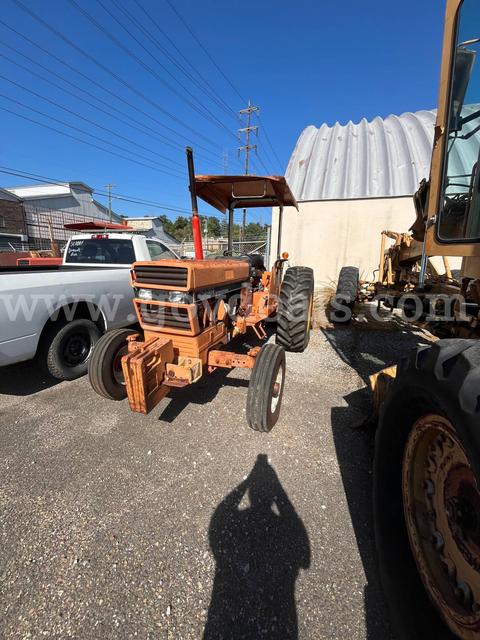 1990 CASE 685 TRACTOR, WHEEL