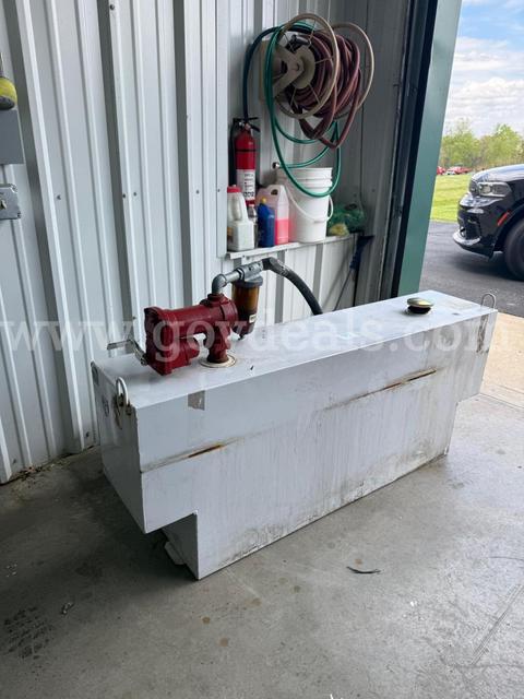 External fuel tank with pump