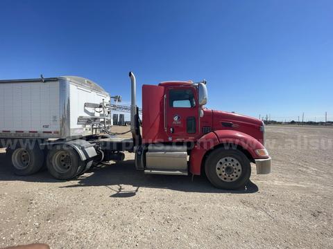 2011 Peterbilt 384 Semi Truck