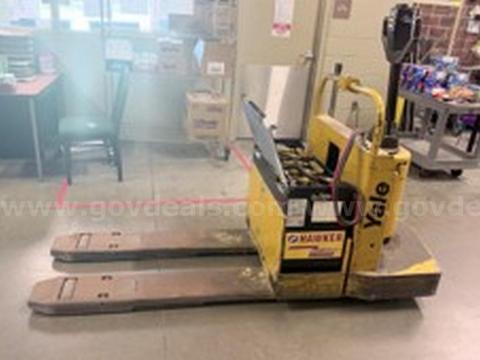 2015 Yale T2748 Electric Pallet Truck w/ Battery Charger