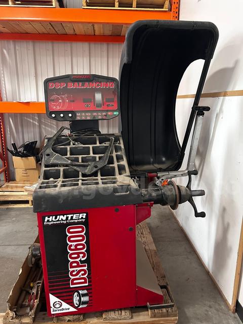 Used Hunter Engineering DSP9600 Wheel Balancer
