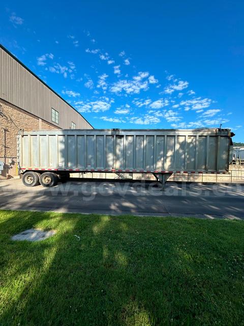 2011 J & J Walking Floor trailer