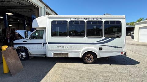 2013 Ford Econoline E-350 Super Duty 12 passenger van w/ wheelchair lift