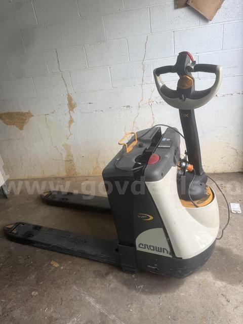 Crown WP 3000 Series Electric Pallet Jack
