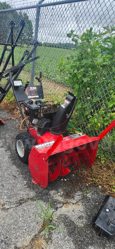 1994 SNAPPER SNOW BLOWER 30'