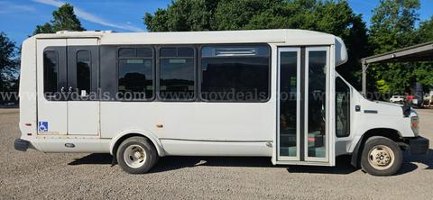 2014 Ford Econoline E-450 S.D. 16 & 2 Passenger Bus with Braun Lift