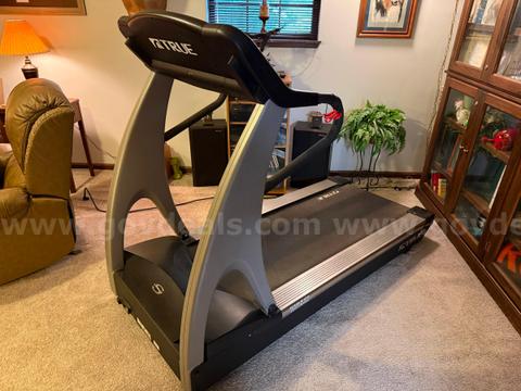 TRUE 850 S.O.F.T. System Commercial Treadmill β Works Great β Heavy Duty Gym Quality