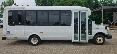 2017 Ford Econoline E-450 S.D. 16 & 2 Passenger Bus with Braun Lift