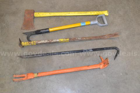 LOT TO INCLUDE 1-FLAT HEAD AXE, 1-2' D-HANDLE PIKE POLE, 2-3' PRY BARS AND 1-HALLIGAN BAR