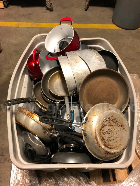 PIZZA PANS, BAKEWARE, GLASSWARE, CONDIMENT CADDIES