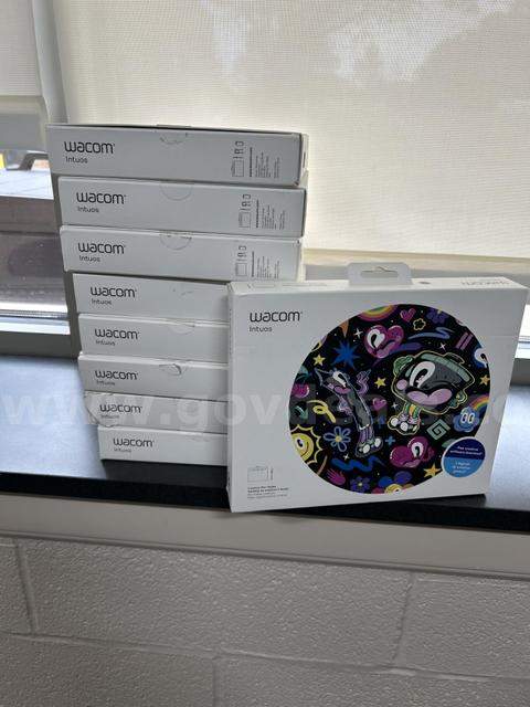 (9) Wacom Intuos Small Bluetooth Graphics Drawing Tablets