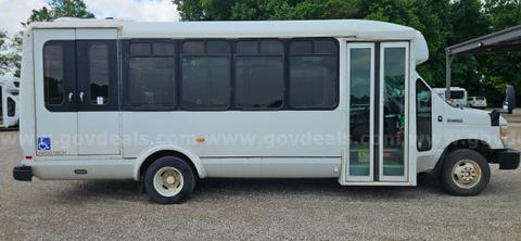 2016 Ford Econoline E-450 S.D. 16 & 2 Passenger Bus with Braun Lift