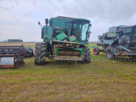 JD 8820 Combine
