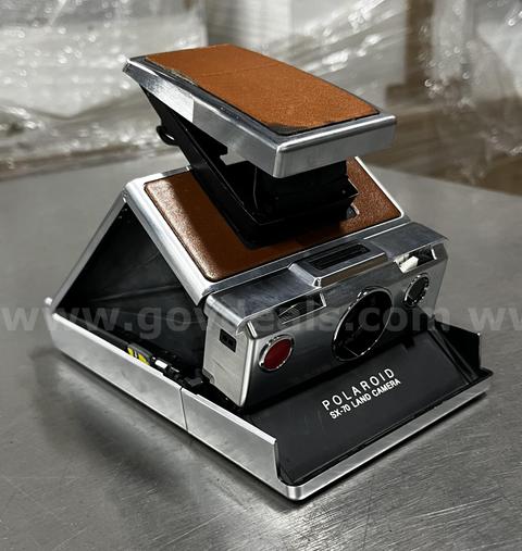 **** POLAROID VINTAGE SX-70 LAND CAMERA WITH LEATHER CASE AND TRAVEL BAG **** (I)
